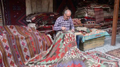 Kapadokya’da eski halılar ustaların elinde yeniden hayat buluyor