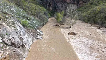 Kara yolu nehirle birleşti, yaşanan taşkın dron ile görüntülendi