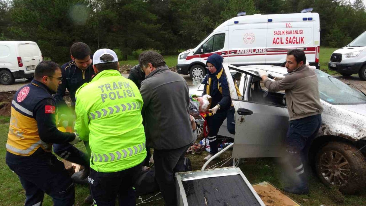 Kastamonu’da takla atan otomobildeki yaşlı çift yaralandı