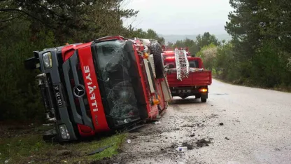 Kastamonu’da yangın ihbarına giden itfaiye aracı kaza yaptı: 3 yaralı