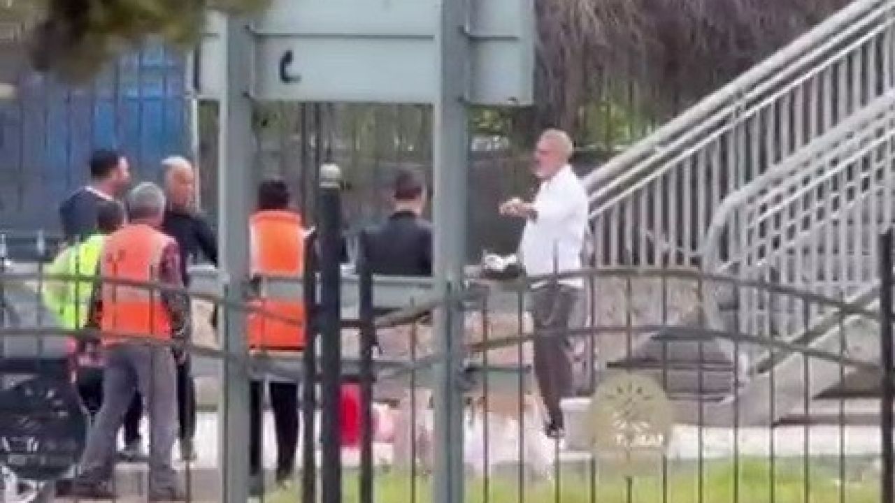 Kavga eden şahısları vatandaşlar ayırdı