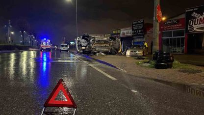Kayseri’de otomobil park halindeki araca çarpıp yan yattı: 2 yaralı
