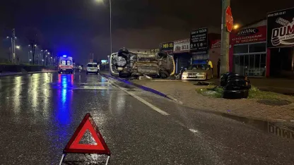 Kayseri’de otomobil park halindeki araca çarpıp yan yattı: 2 yaralı