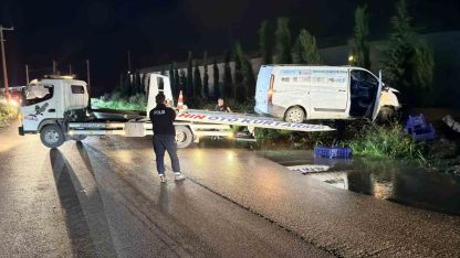 Kaza yapan kamyonet su kanalında asılı kaldı: 1 yaralı