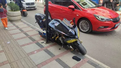 Keşan’da araç kapısı ile kaldırım arasında sıkışan motosikletin sürücüsü yaralandı