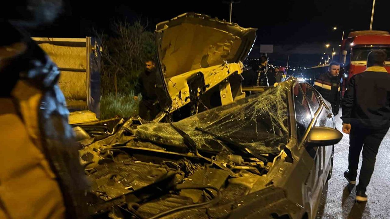 Kilis-Öncüpınar yolunda tıra çarpan otomobilde 2 kişi yaralandı