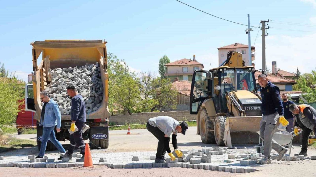 Kırıkkale’de kilit parke ve asfalt çalışmaları sürüyor