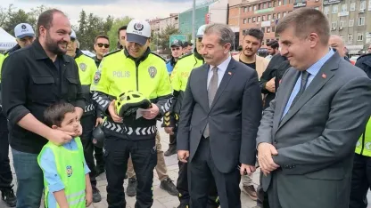 Kırıkkale’de motosiklet kazası geçiren sürücülere kask hediye edildi