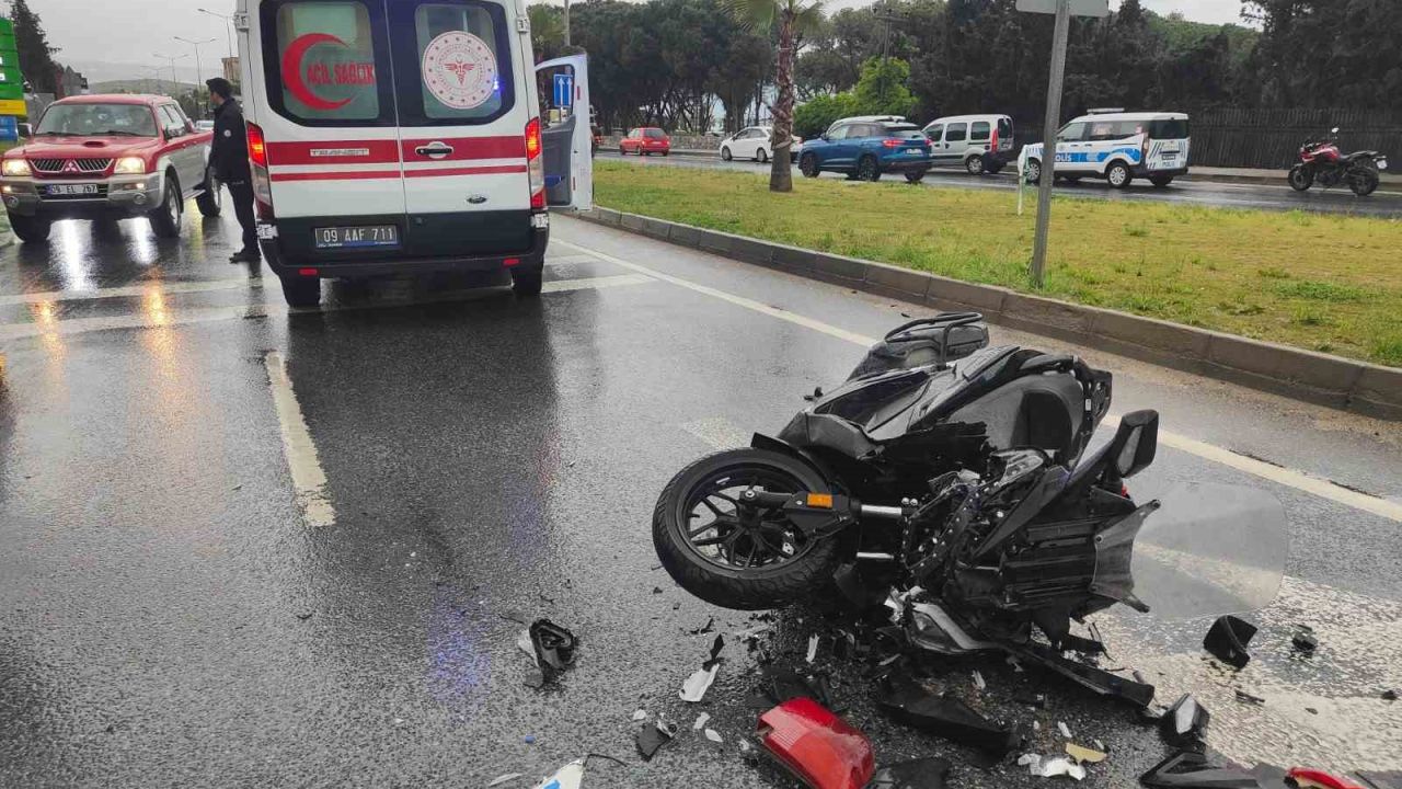 Kırmızı ışıkta bekleyen araca çarpan motosiklet sürücüsü ağır yaralandı