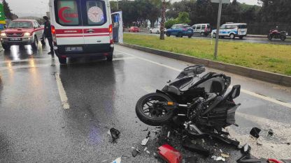 Kırmızı ışıkta bekleyen araca çarpan motosiklet sürücüsü ağır yaralandı