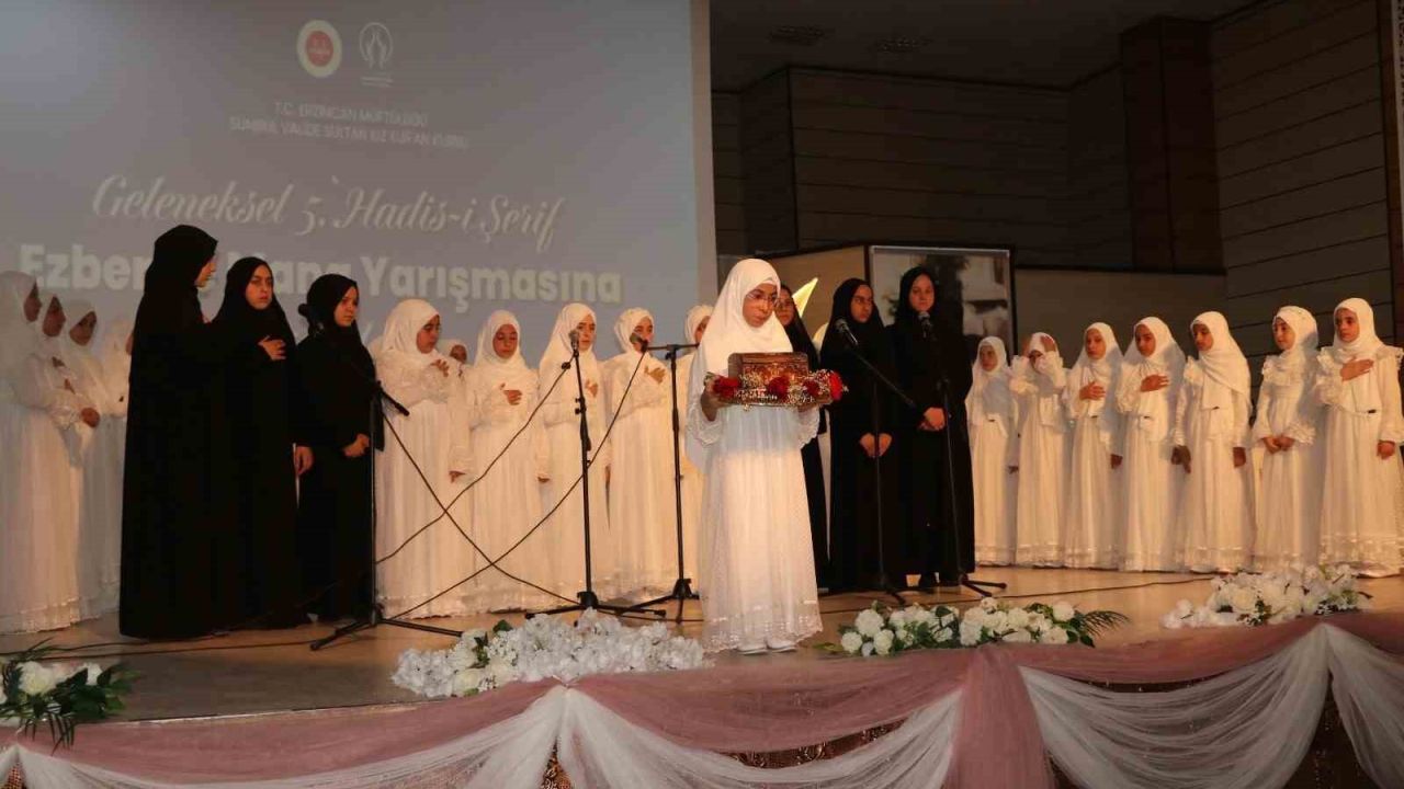 Kız Kur’an kursu öğrencileri hadis-i şerif bilgisinde yarıştı