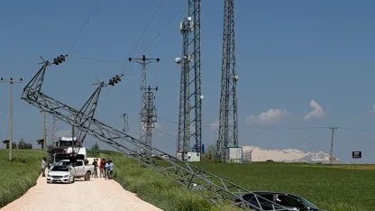 Kontrolden çıkan otomobil elektrik direğine çarparak durabildi