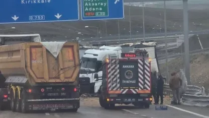 Konya’da meyve ve sebze yüklü tır bariyerlere çarptı: 1 yaralı