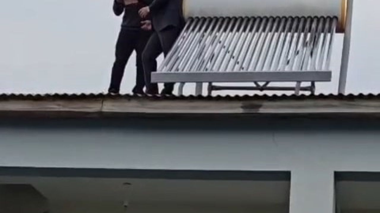 Köy ziyaretinde dikkat çeken anlar: Çatıda başlayan sohbet üyelikle sonuçlandı