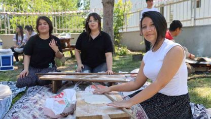 Kozan’da öğrenciler bahar şenliğinde şalvar giyip Adana sıkması pişirdi