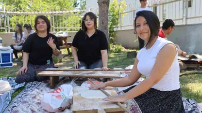 Kozan’da öğrenciler bahar şenliğinde şalvar giyip Adana sıkması pişirdi