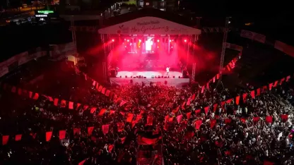 Kumluca’da festival coşkusu Poizi konseriyle devam etti