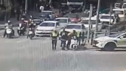 Kuryeyi polisin ‘heimlich’ manevrası kurtardı
