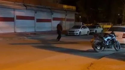 Madde bağımlısı yolun ortasında yalpalayarak ilerledi