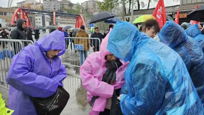 Madenci kıyafetli bebek Zonguldak’taki 1 Mayıs yürüyüşünün simgesi oldu