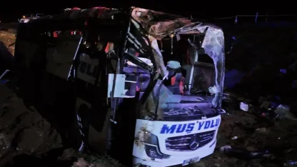 Malatya’da otobüs kazası sonrası yolcuların özel eşyaları toplandı