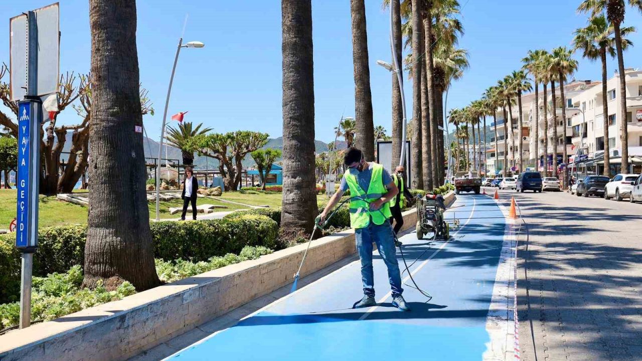 Marmaris’te bisiklet yolları bakımdan geçiyor
