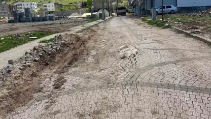 Mazıdağı’nda bozuk yollar tepki çekiyor