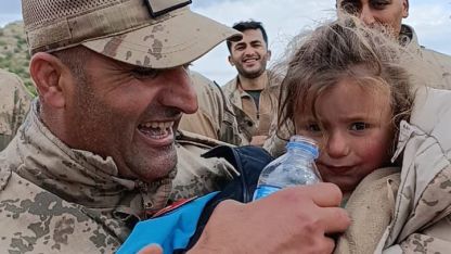 Mehmetçik’ten duygulandıran hareket