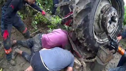 Mersin’de devrilen traktörün sürücüsü 1 saatlik çalışmayla kurtarıldı