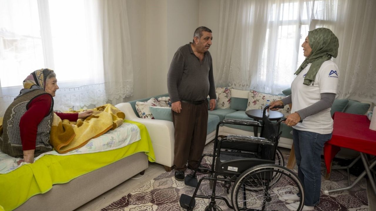 Mersin’de engellilere tekerlekli sandalye ve hasta bezi desteği