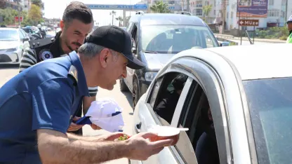 Mersin’de yoğurt ve çilek ikramlı trafik uygulaması