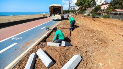 Mezitli’de parklar yenileniyor