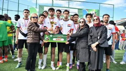 Mini Dünya Kupası’nda kardeşlik kazandı: Yeşilyurt’ta uluslararası futbol coşkusu