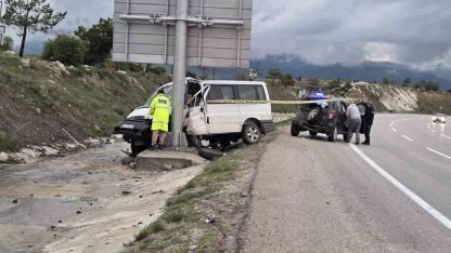 Minibüs önce otomobile sonra tabelaya çarptı: 1 ölü