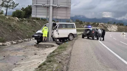 Minibüs önce otomobile sonra tabelaya çarptı: 1 ölü