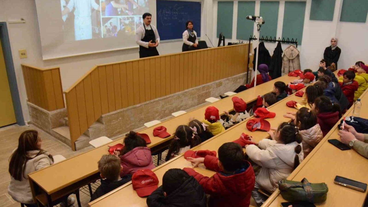 Minik eller mutfakta ilk deneyimini yaşadı