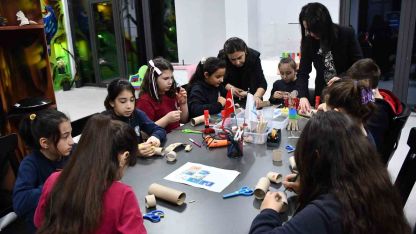Minikler bilim ve çevre temalı atölyelerde eğlenirken öğrenecek