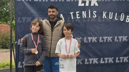 Minikler tenis turnuvasından başarılarla döndü