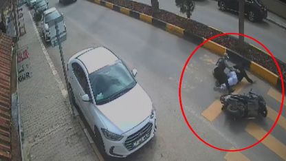 Motosikletteki 2 kişinin yere savrulduğu anlar kamerada