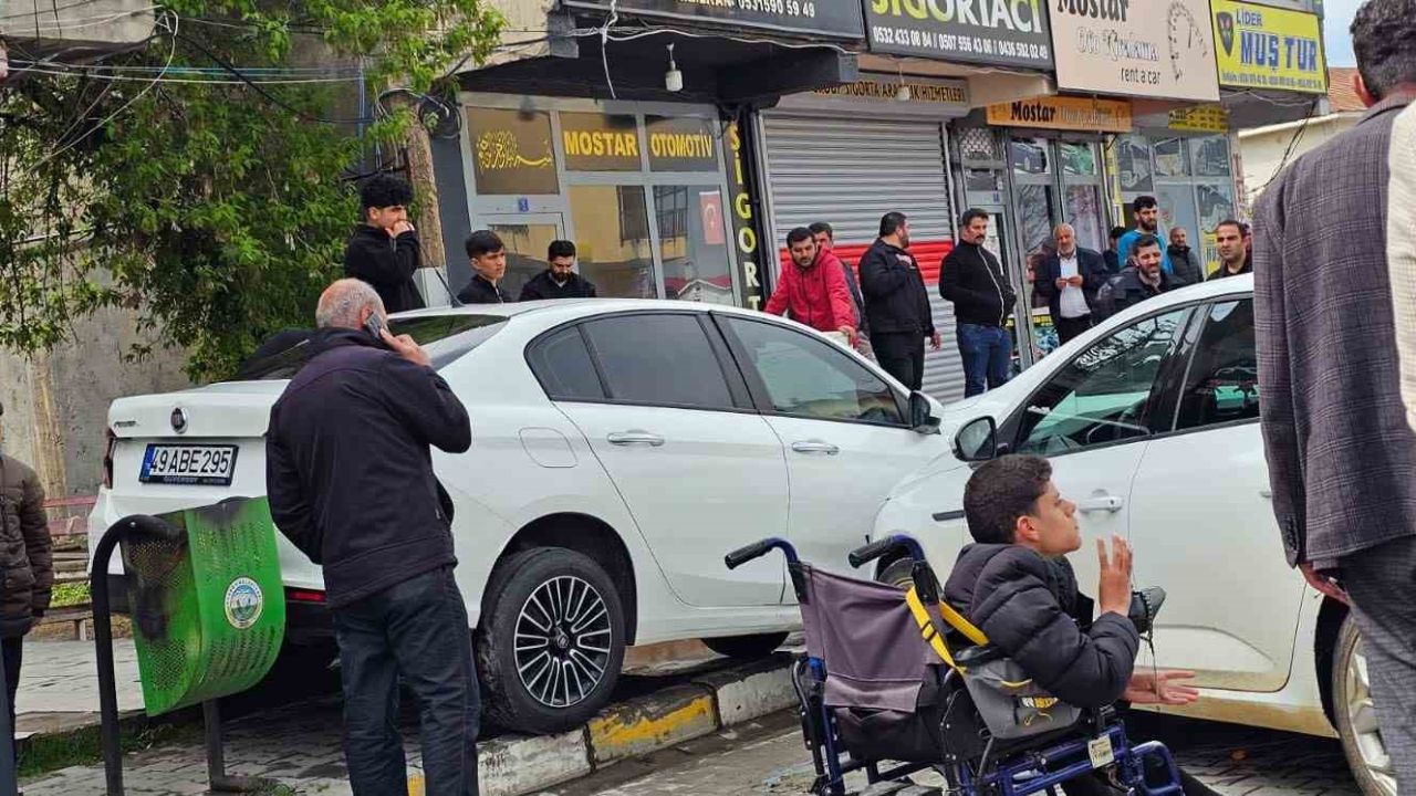 Muş’ta iki araç çarpıştı