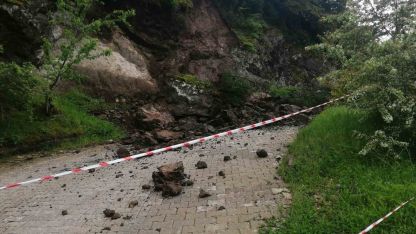 Niksar’da sağanak nedeniyle kaya parçaları yola düştü