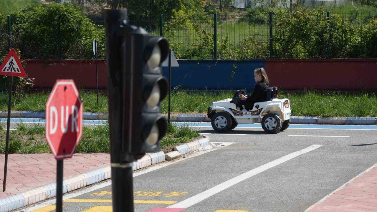 Öğrenciler trafiği sahasında öğrendi