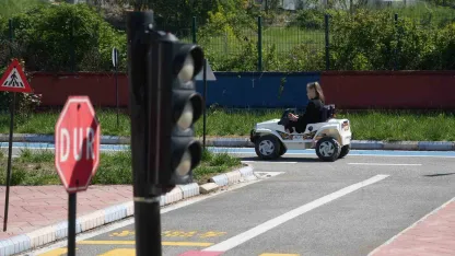 Öğrenciler trafiği sahasında öğrendi