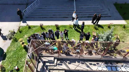 Okul bahçesi lavanta ve güllerle donatıldı