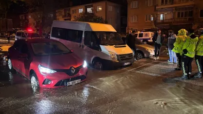 Önlem alınmadı, yağmurda çöken yolda araçlar çukura girdi