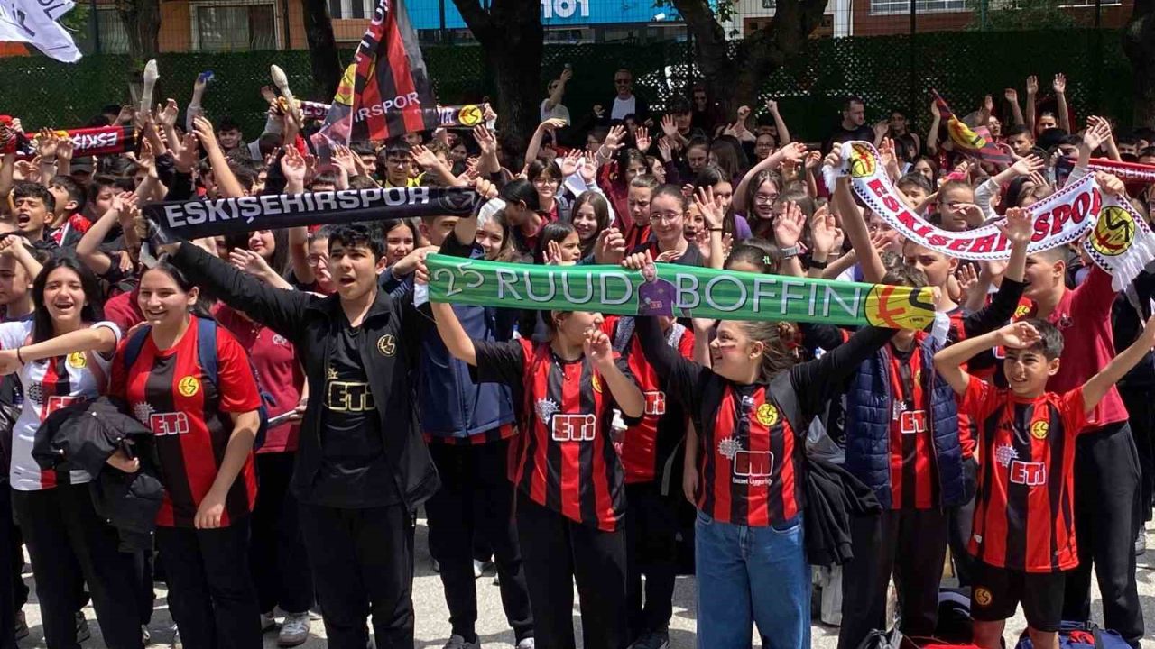 Ortaokul öğrencilerinden Eskişehirspor’a coşkulu destek