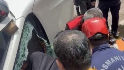 Osmaniye’de kontrolden çıkan pikap yan yattı: 2 yaralı