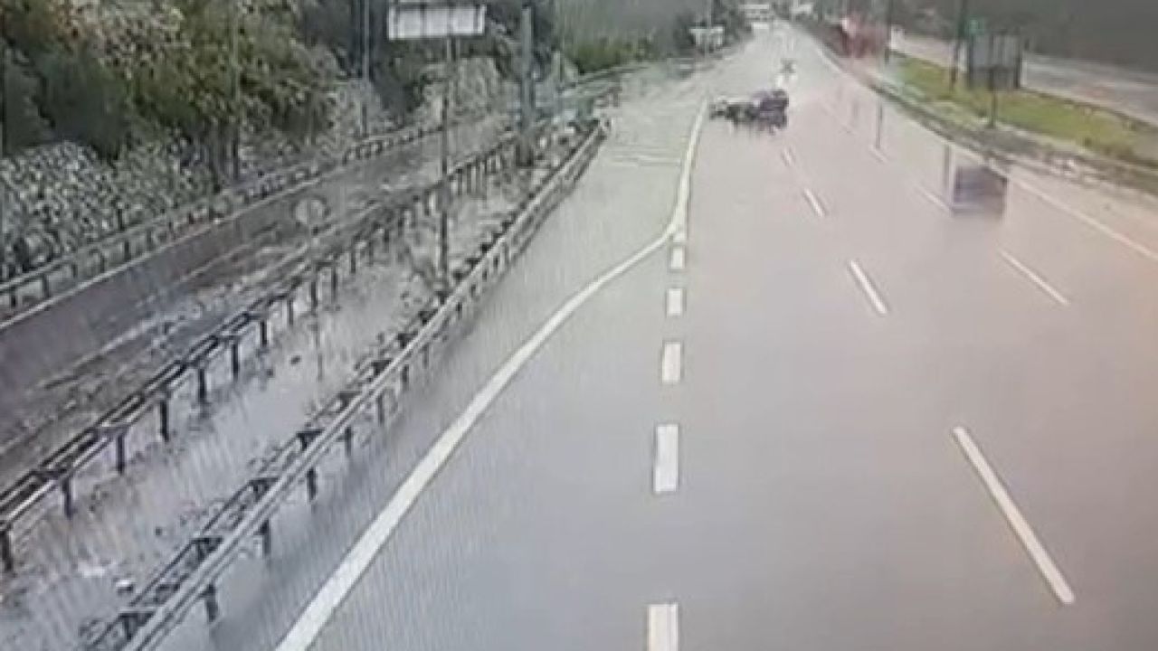 Otomobil bariyerlere ve araca çarptı