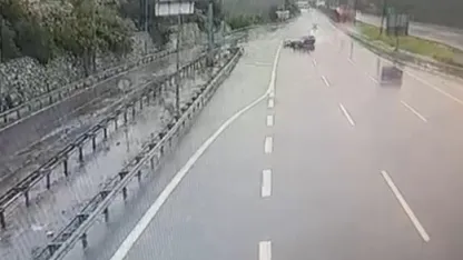 Otomobil bariyerlere ve araca çarptı