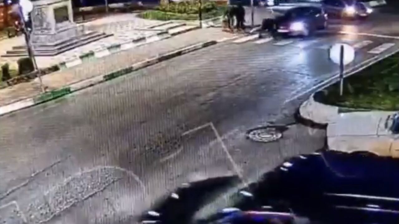 Otomobilin yayaya çarpma anı güvenlik kamerasında: 1 ölü